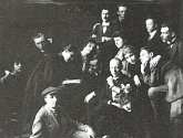 Н.С. Гумилёв (в центре) с учениками по студии «Звучащая раковина»